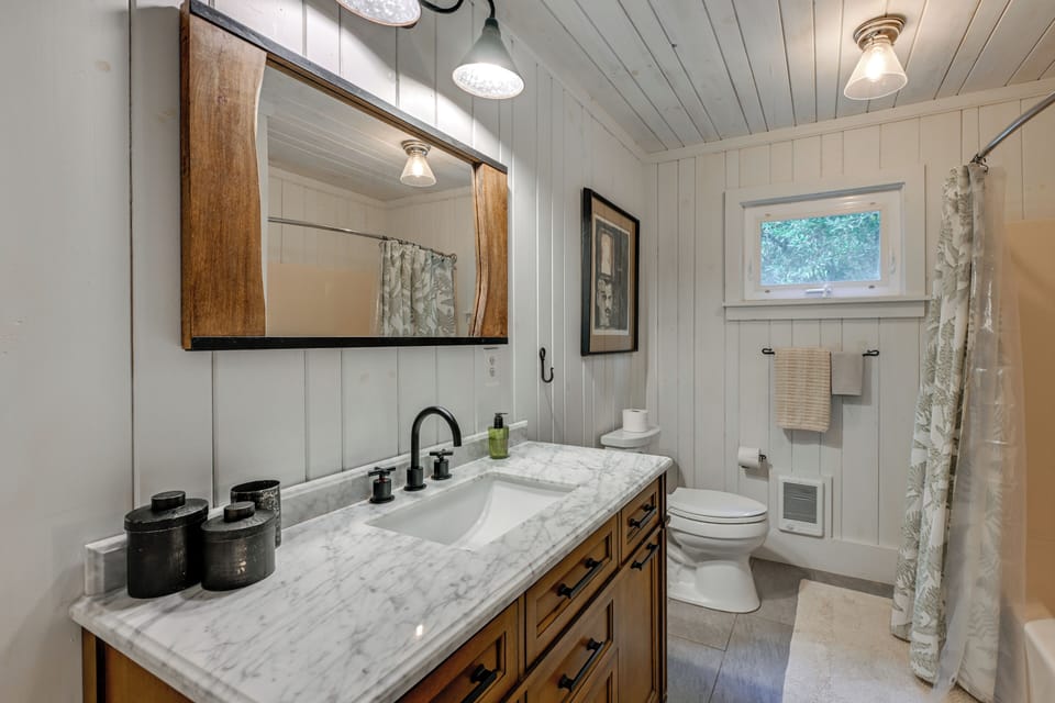 Chic Highlands Cabin Retreat w/ Deck + Office! Cottage in Highlands
