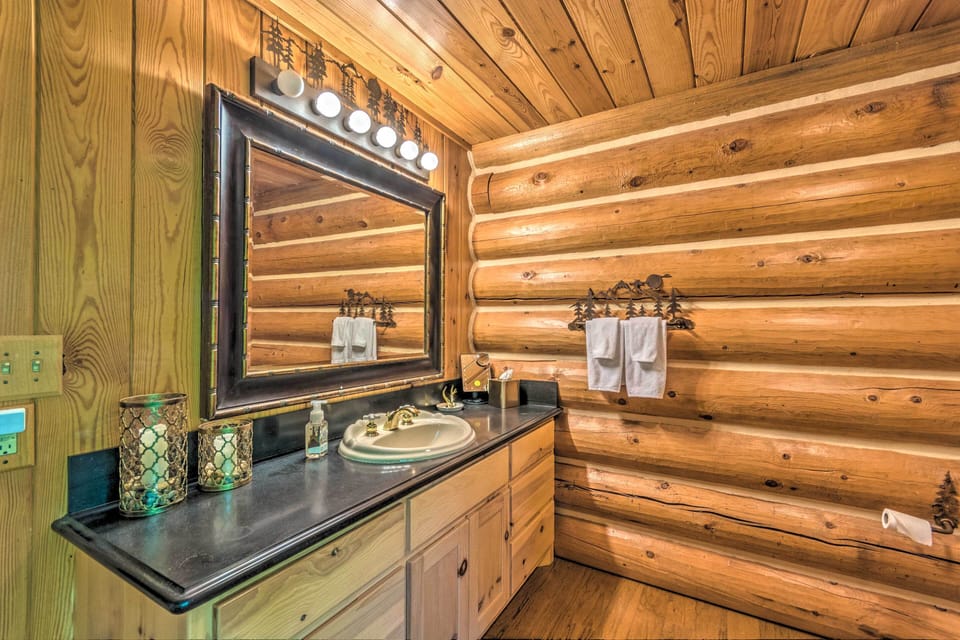 Private Dock & Slip: Lake Hamilton Hideaway! Cottage in Piney