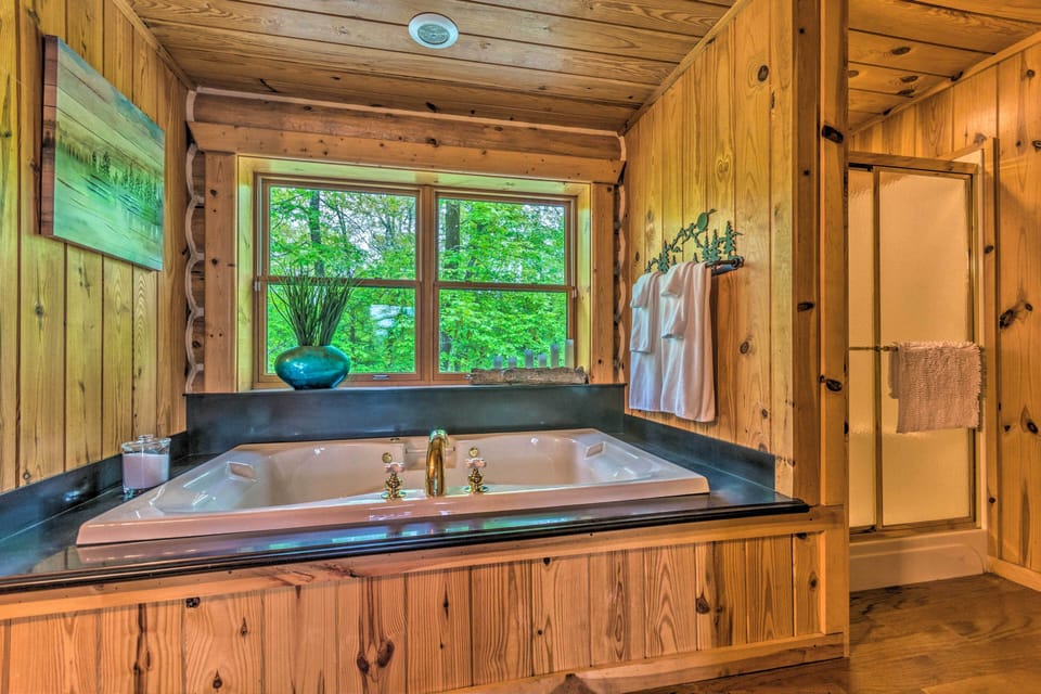 Private Dock & Slip: Lake Hamilton Hideaway! Cottage in Piney