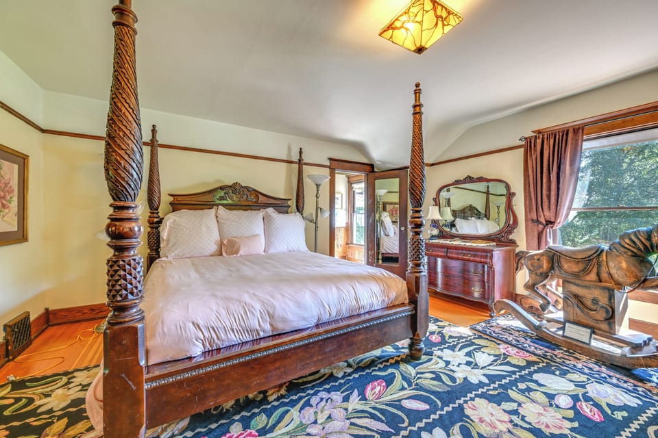 Historic Auburn House on 37 Acres w/ Private Lake! Cottage in Kent