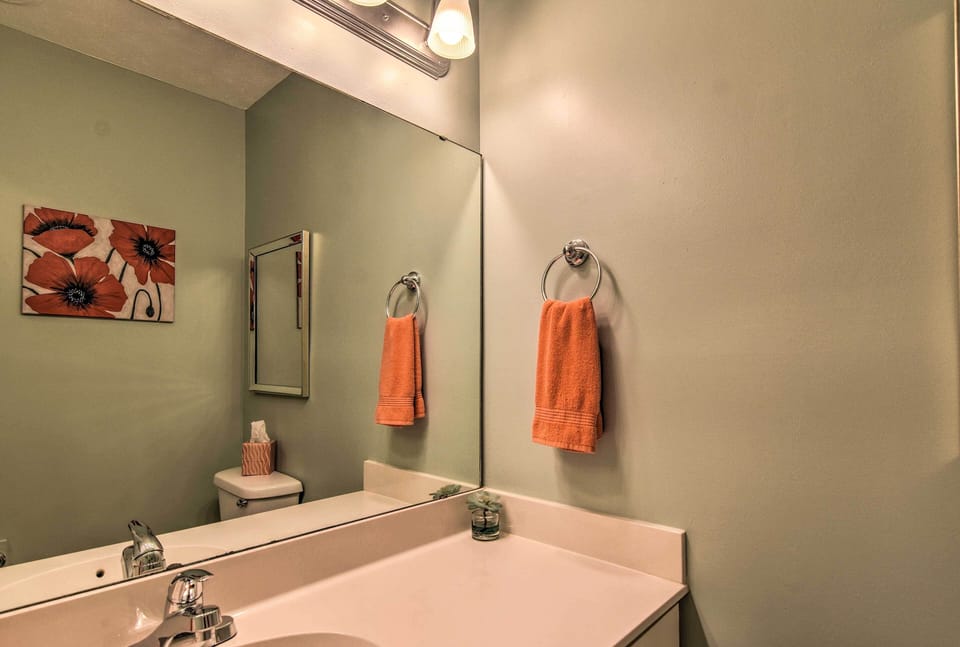 Condo w/ Sunroom, Near Downtown Hendersonville! Apartment in Hendersonville