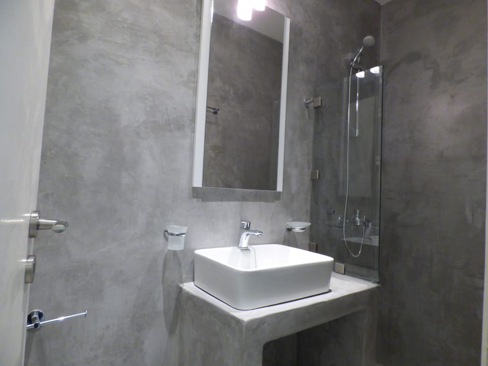 Deluxe Room, 1 Double Bed, Balcony | Bathroom | Shower, free toiletries, hair dryer, towels