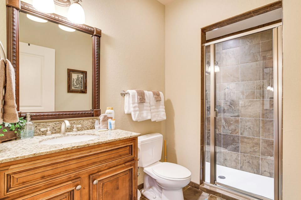 Branson Condo w/ Pool Access & Views, 3 Mi Dtwn! Apartment in Branson