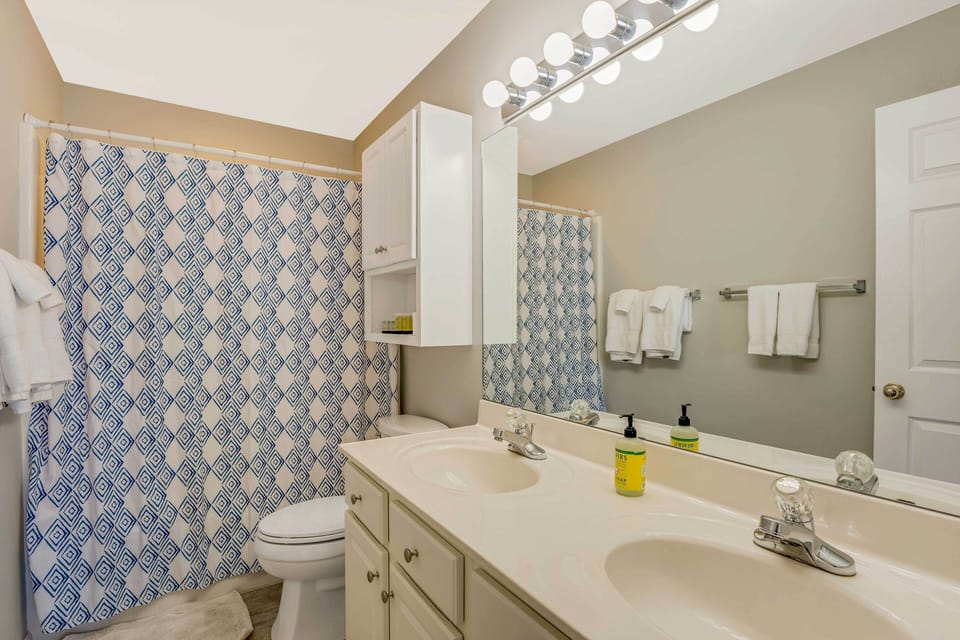 Pool Access! Lake-view Retreat in Osage Beach Apartment in Osage Beach