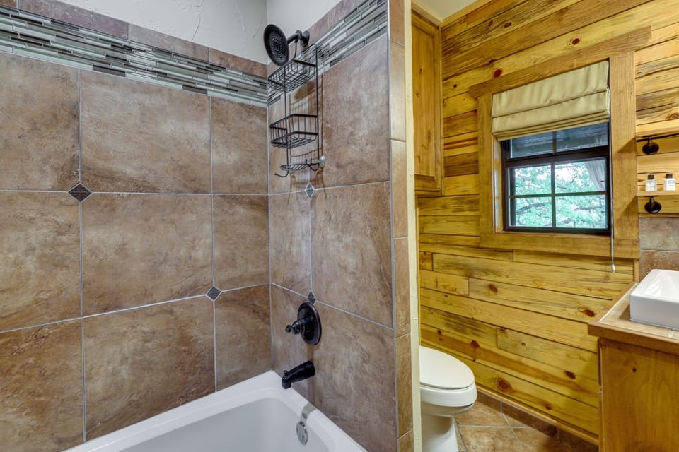 Beaver Lake Vacation Rental w/ Private Hot Tub! Cottage in Beaver Lake