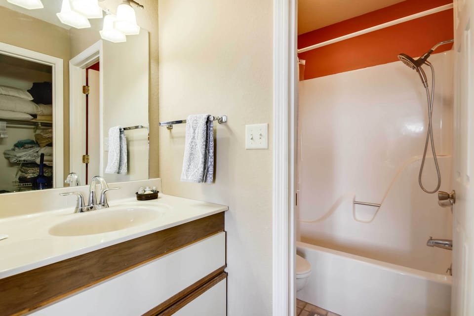 3 Pools! Lake-view Family Condo in Osage Beach Apartment in Osage Beach