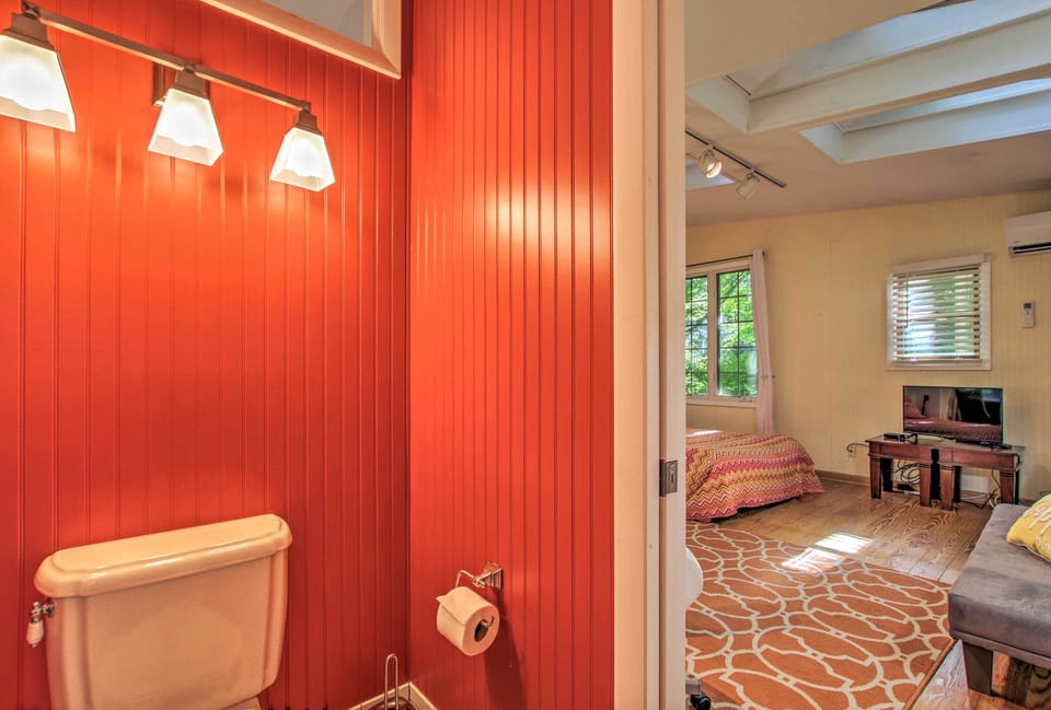 Quiet Saugatuck Studio w/ Patio - Walk to Dtwn! Apartment in Saugatuck