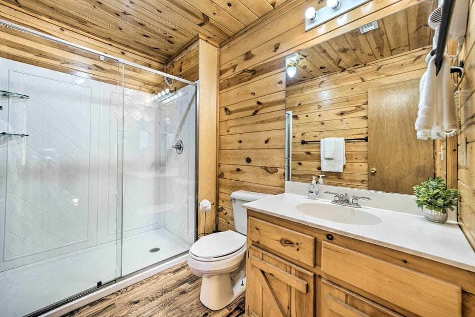 Broken Bow Getaway: Hot Tub, Grill & Fire Pit Cottage in Broken Bow