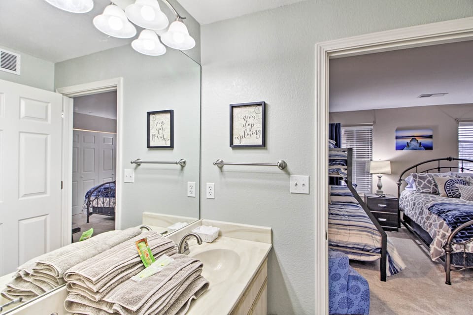 4 Mi to Strip: Cozy Lake-view Retreat in Branson Apartment in Branson