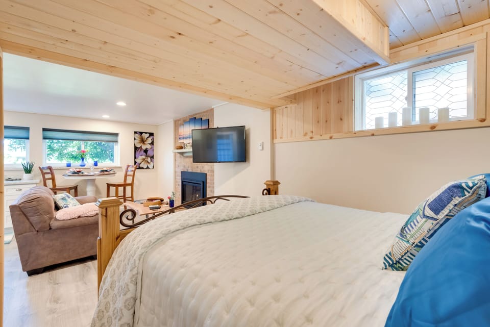 2 Mi to St Edward State Park: Ground-level Studio Cottage in Kenmore