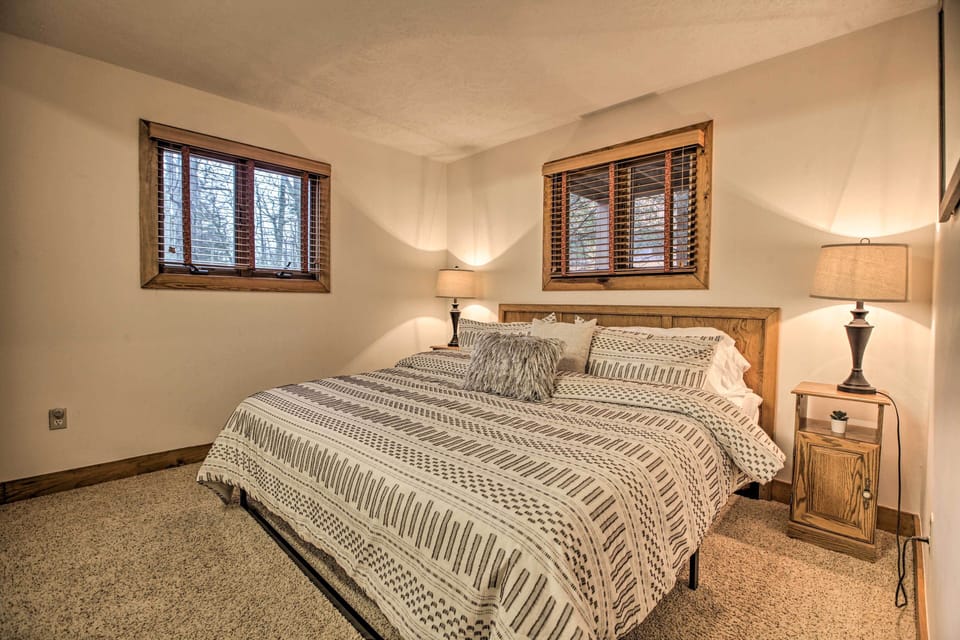 Mountaintop Wintergreen Resort Home w/ Deck, Views Cottage in Massies Mill