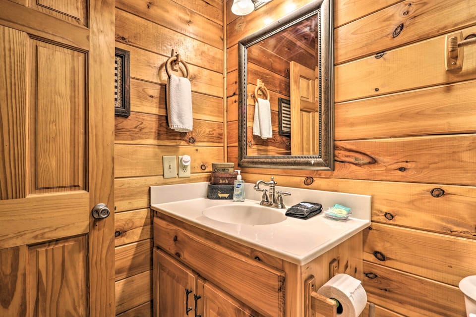 3 Mi to Dollywood: Hot Tub Hideaway in Smoky Mtns Cottage in Pigeon Forge