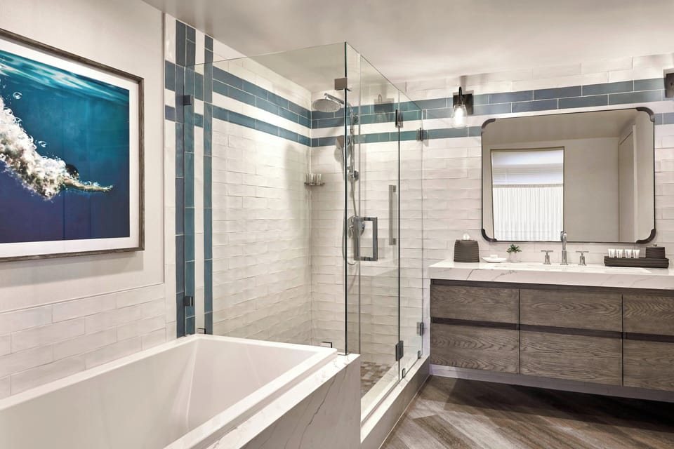 Combined shower/tub, rainfall showerhead, designer toiletries