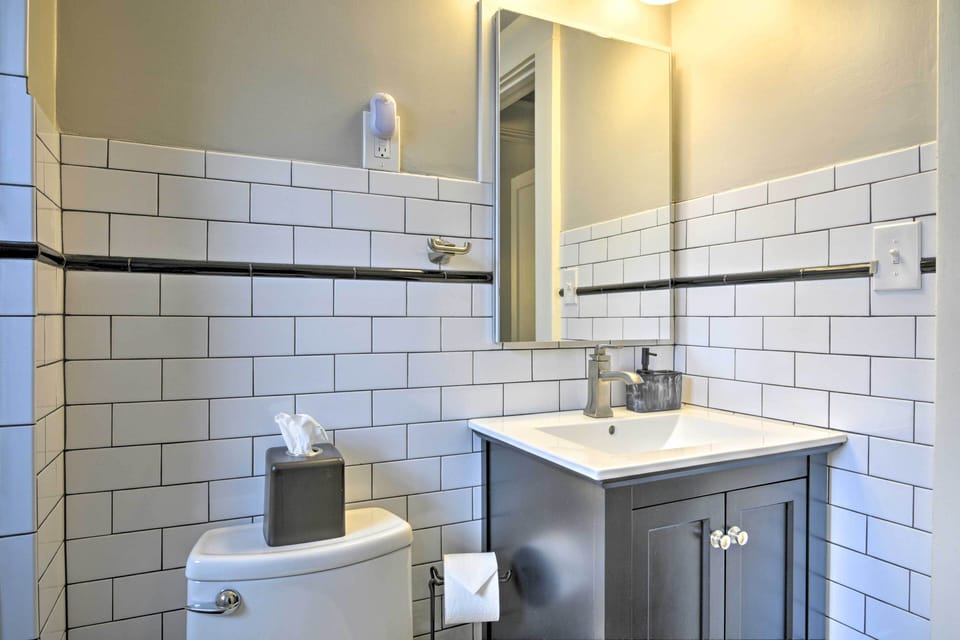Vintage Chic Cottage < 1 Mile to UNC Greensboro! Cottage in Greensboro