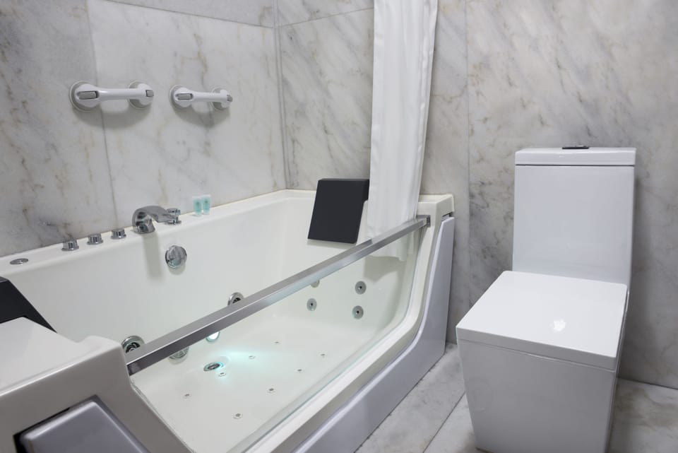 Combined shower/tub, jetted tub, free toiletries, hair dryer