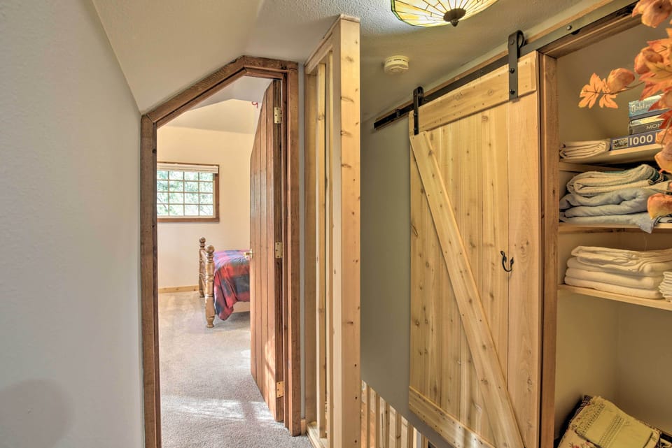 Walk to Zigzag River: The Sundance Cottage Cottage in Mount Hood Village