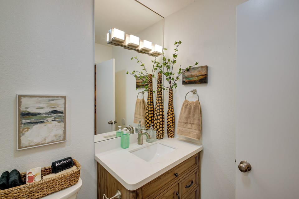 3 Mi to Dtwn Hot Springs: Modern Condo! Apartment in Hot Springs