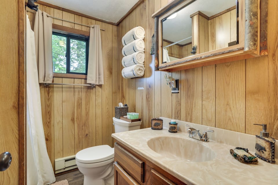 Cozy Bear Den Cabin Game Room & Golf Cart Cottage in Coolbaugh Township