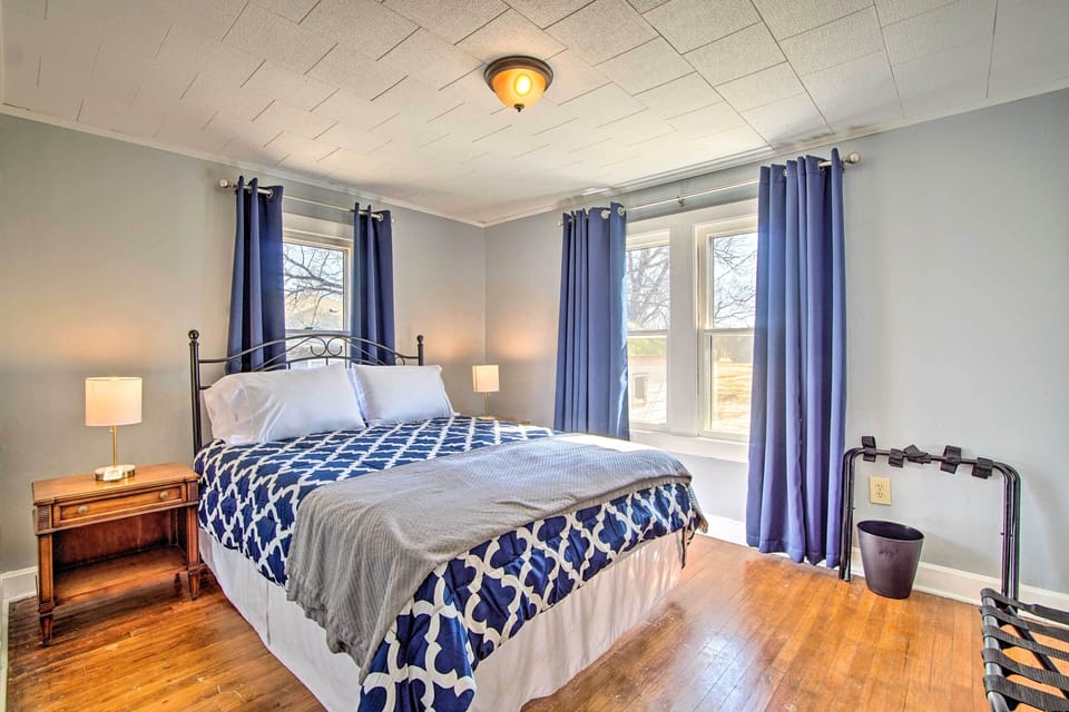 Quiet Family Home - 12 Miles to Pomona State Park! Cottage in Kansas