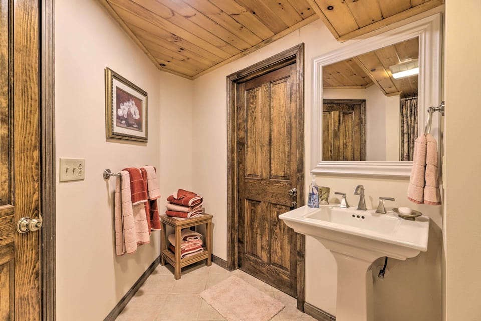 Cozy Studio: Indoor Hot Tub & Inground Pool Access Apartment in East Lyme
