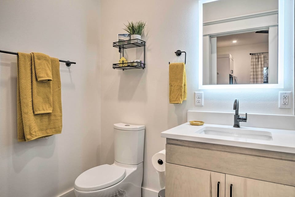 Airy Bentonville Studio < 1 Mile to City Square! Apartment in Rogers