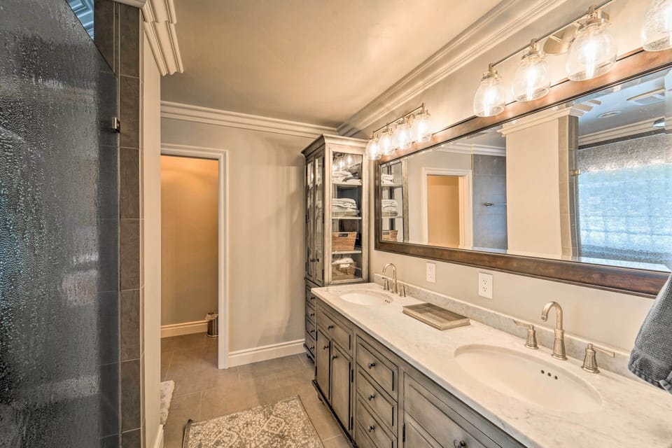 4 Mi to Dtwn Truckee: Tahoe Donner Home w/ Hot Tub Cottage in Truckee