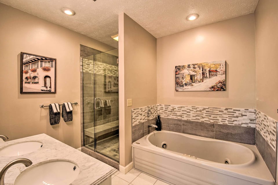 Resort-style Condo w/ Balcony on Lake Keowee Apartment in Lake Keowee