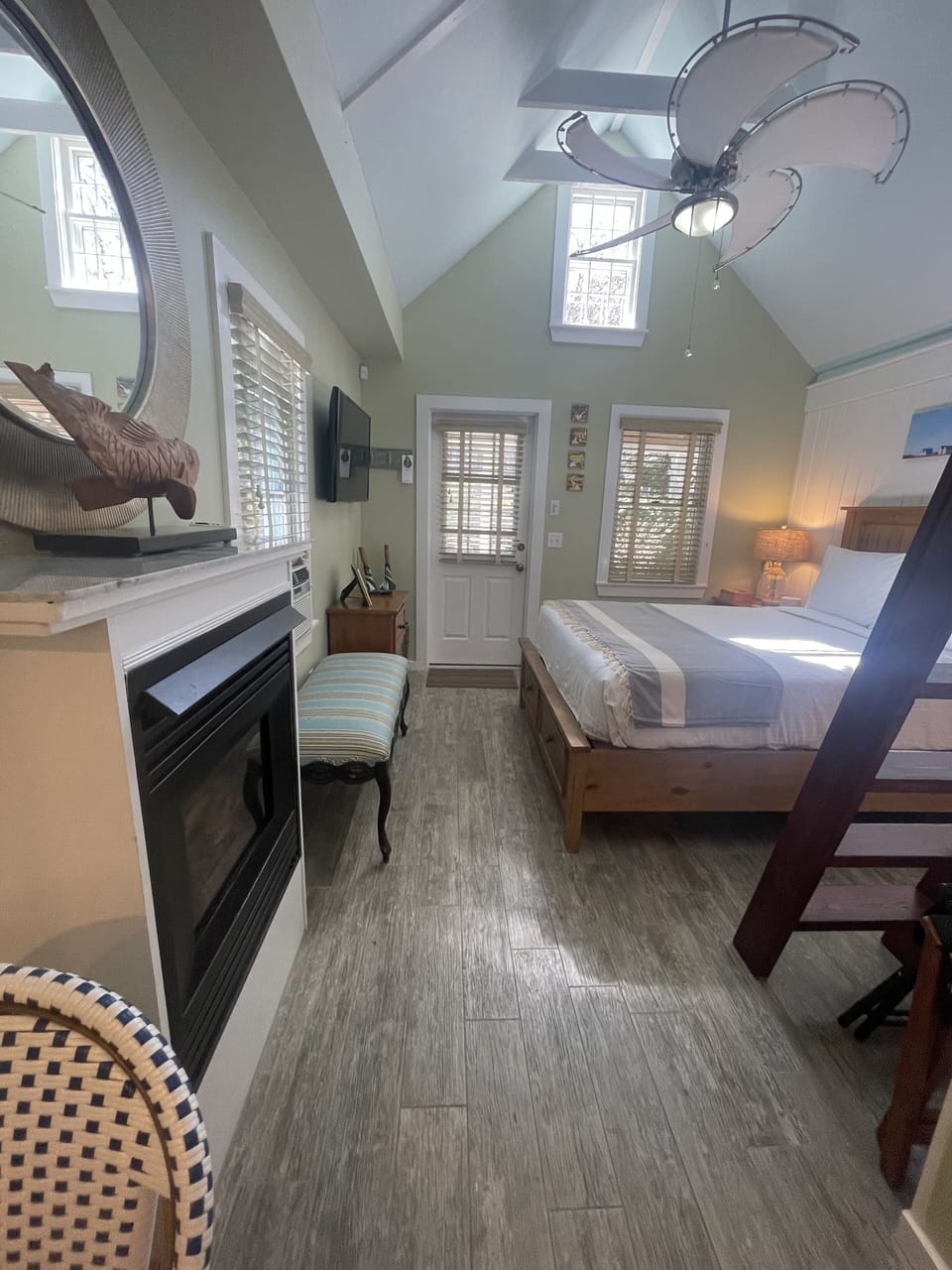 Koi Cottage | Premium bedding, iron/ironing board, WiFi (free), bed sheets