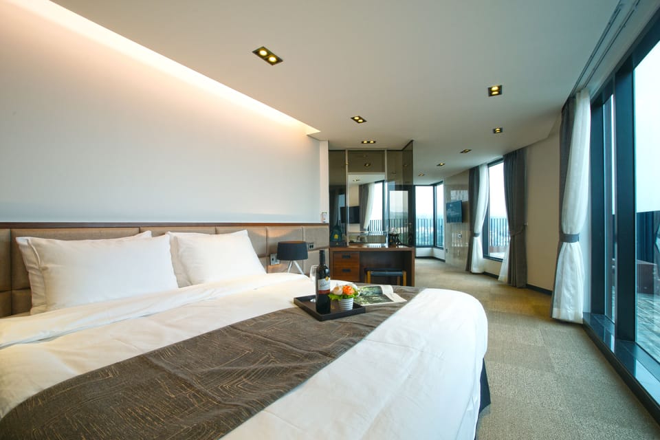 Suite | Premium bedding, blackout drapes, free WiFi, bed sheets