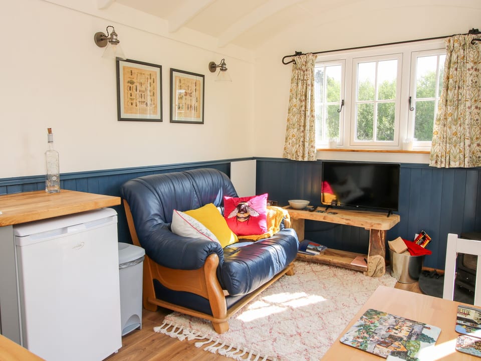 Cottage | Living area | Fireplace