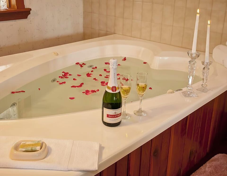 Master Suite | Bathroom | Free toiletries, hair dryer, towels, soap