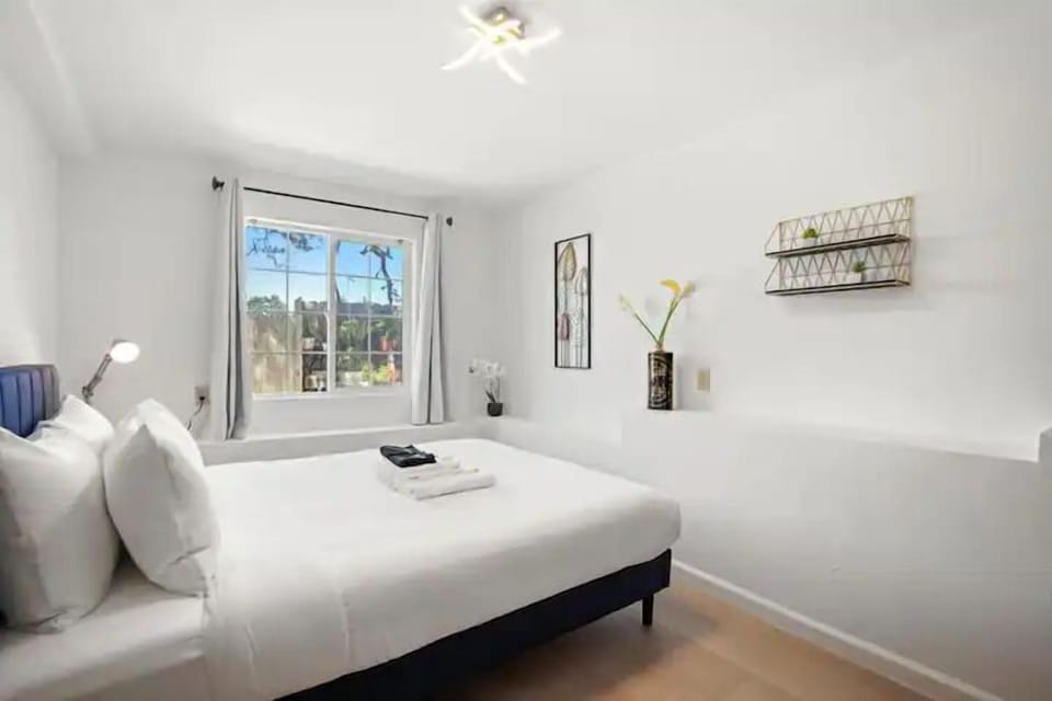 Deluxe Apartment | Iron/ironing board, free WiFi