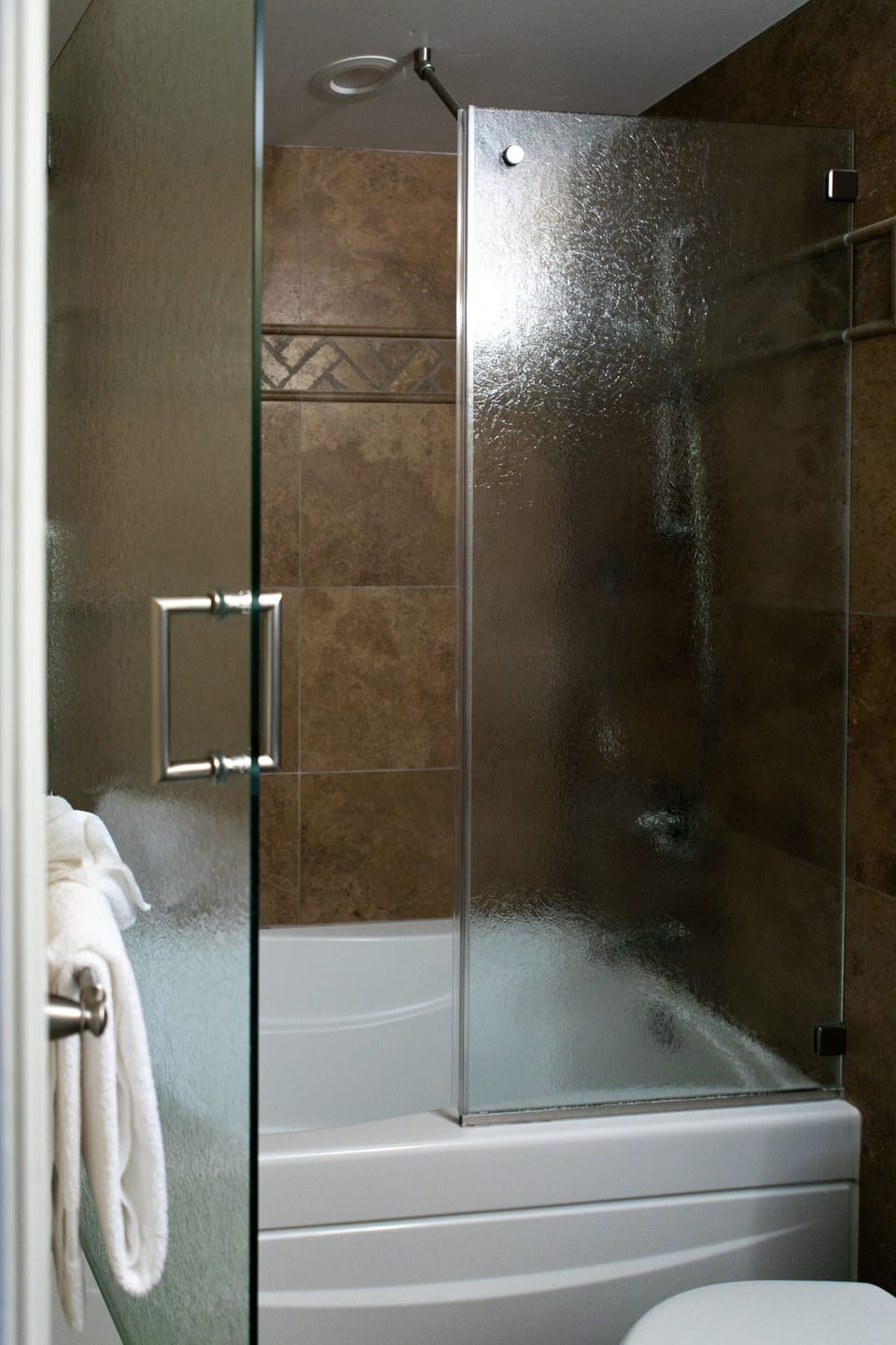 Room, 1 Queen Bed | Bathroom | Shower, free toiletries, hair dryer, towels