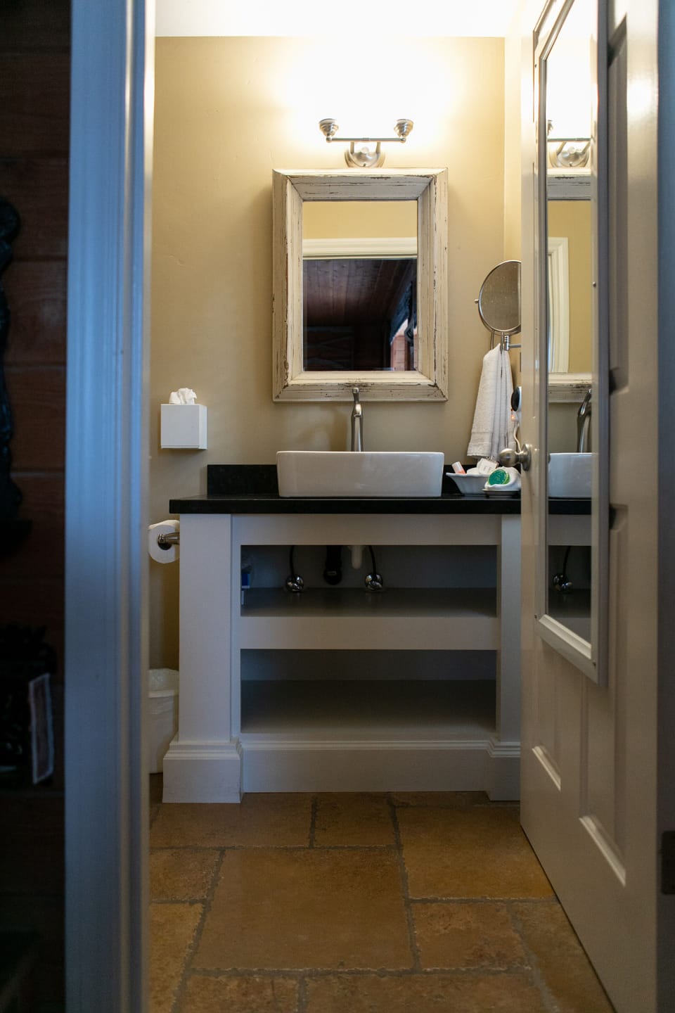 Room, 1 Queen Bed | Bathroom | Shower, free toiletries, hair dryer, towels