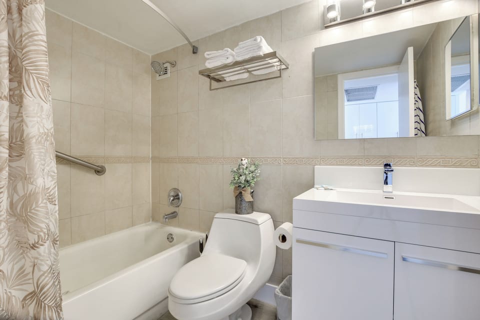 Sunny Isles Beach Retreat w/ Resort Perks! Apartment in Sunny Isles Beach