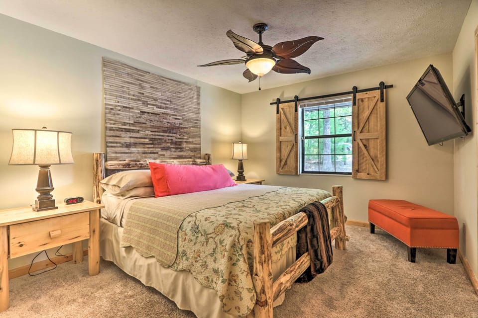Mtn-view Cabin w/ Hot Tub in Sevierville! Cottage in Gatlinburg