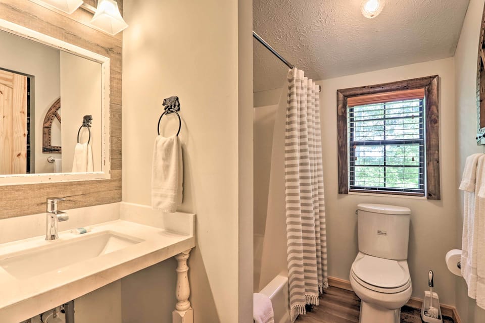 Mtn-view Cabin w/ Hot Tub in Sevierville! Cottage in Gatlinburg
