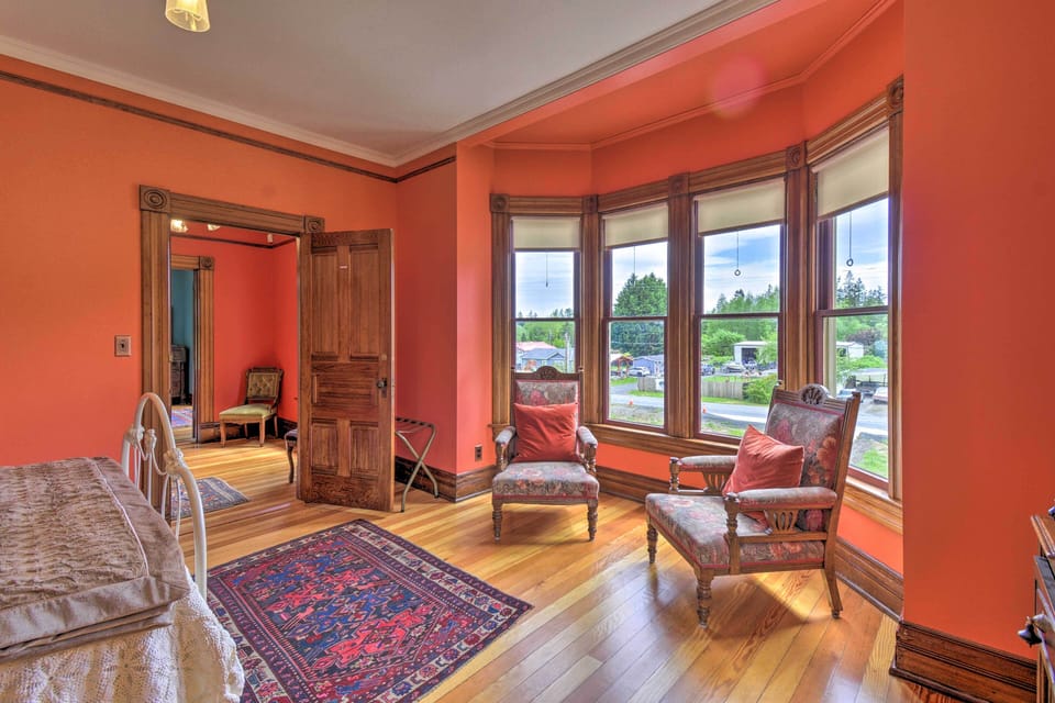 Historic, Victorian Villa w/ Park On-site Villa in Hood Canal