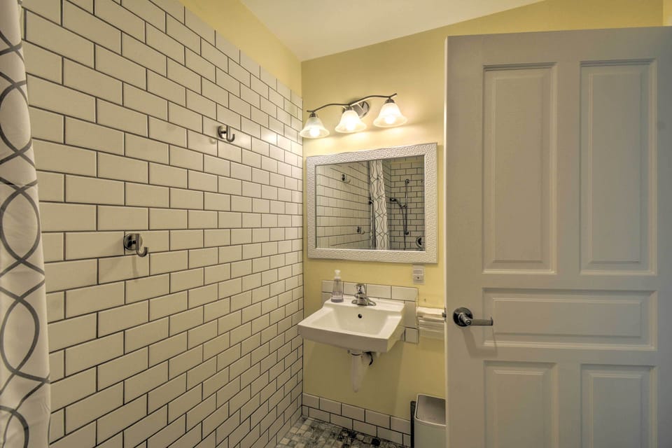 Historic, Victorian Villa w/ Park On-site Villa in Hood Canal