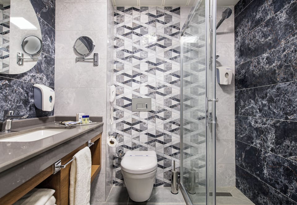Shower, free toiletries, hair dryer, towels