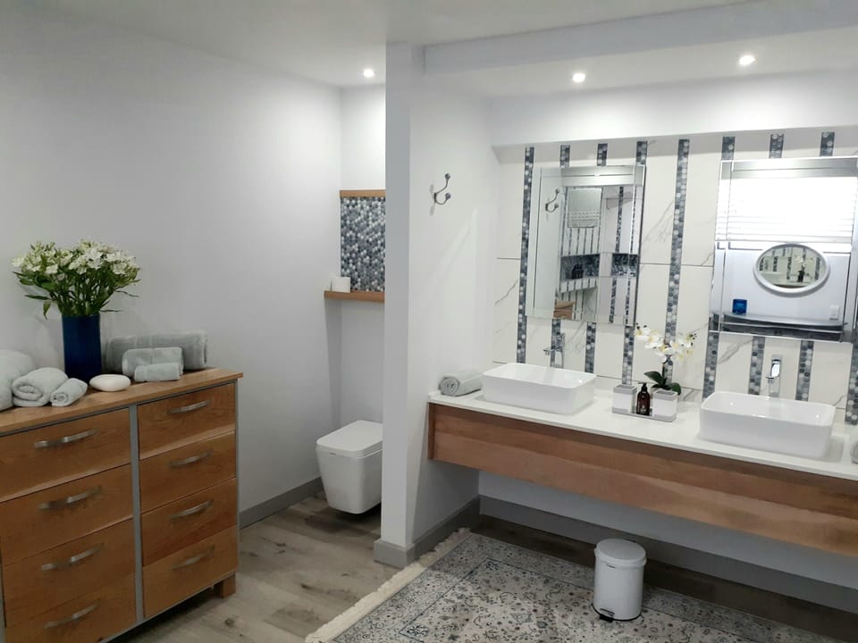Luxury Double Room, Balcony, Sea View | Bathroom | Shower, rainfall showerhead, free toiletries, hair dryer