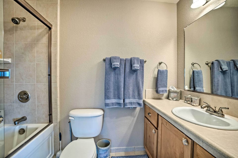 Gold Beach Townhome With Ocean Views & Sunroom! Apartment in Gold Beach