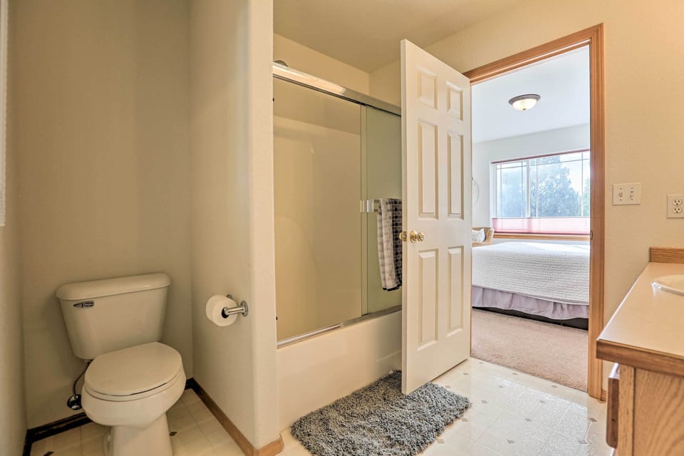 Idyllic Redmond Townhome w/ Furnished Deck! Apartment in Oregon
