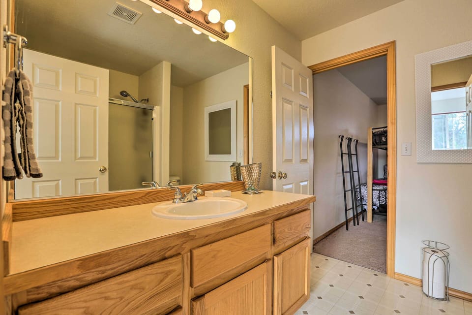 Idyllic Redmond Townhome w/ Furnished Deck! Apartment in Oregon