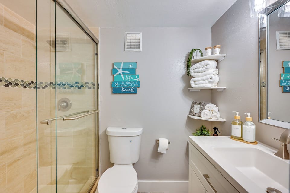 Elegant FL Condo w/ Pool: Walk to Madeira Beach! Apartment in Madeira Beach