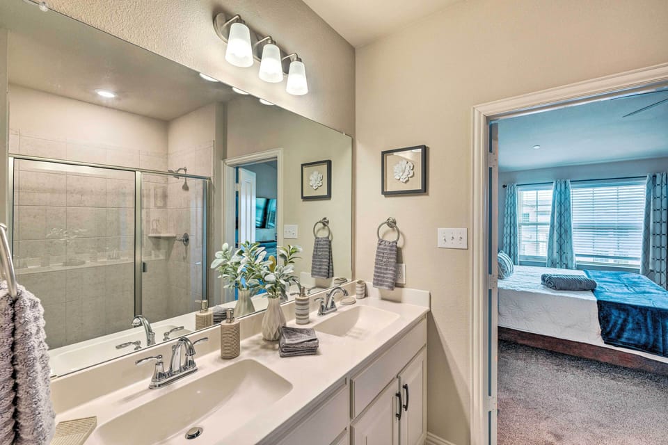 Brand-new Townhome Near Unt/twu & The Square! Apartment in Denton