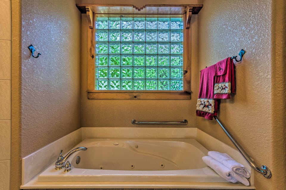 Private Dock + Water Views: Hot Springs Abode! Cottage in Rockwell