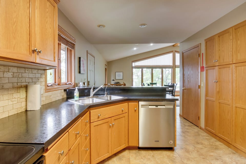 House (4 Bedrooms) | Interior