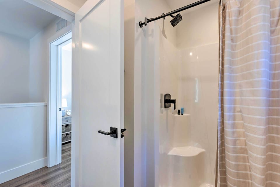 Traverse City Townhome: Walk to Beach! Apartment in Traverse City