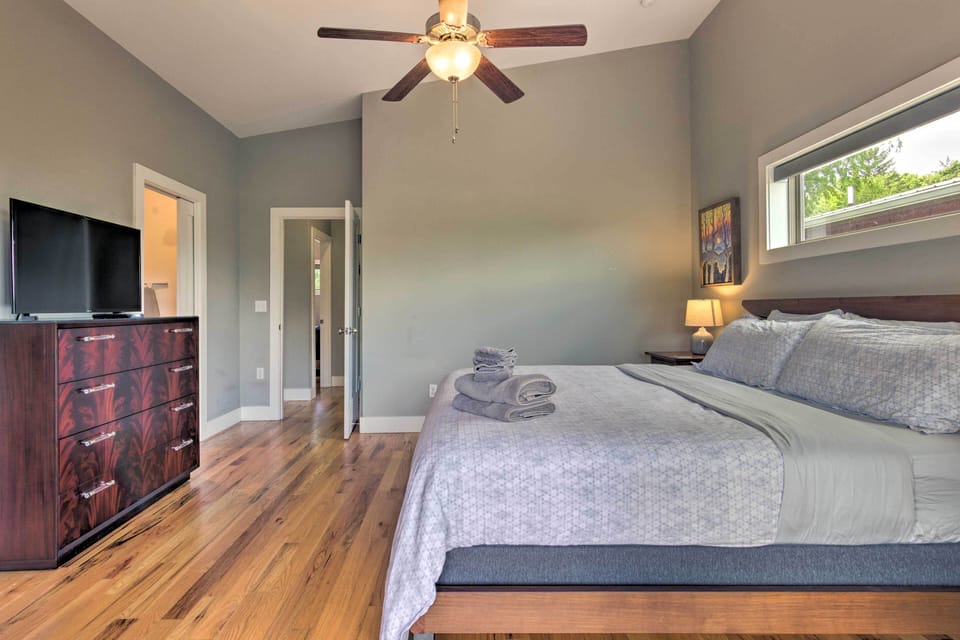 Modern Asheville Greenway Residence w/ 2 Decks! Cottage in Asheville